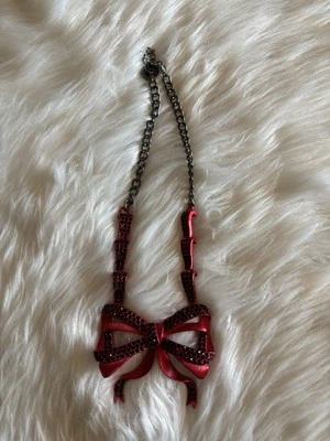 Collar con lazo rojo Betsey Johnson  Foto 1 de 3