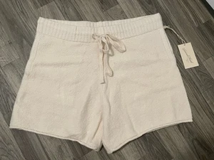 NWT Universal Thread Stretch Sweater Like Shorts Cream Size Medium $25 - Picture 1 of 5