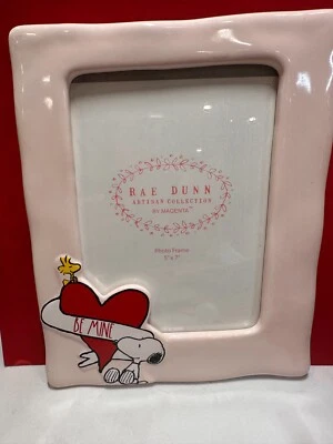 Marco de fotos rosa 5x7 RAE DUNN Peanuts Snoopy San Valentín "BE MINE" Foto 1 de 2
