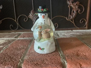 RARO! DE COLECCIÓN 2001 MARJOLEIN BASTIN SELLO MUÑECO DE NIEVE CONEJO PÁJARO INVIERNO GLOBO DE NIEVE - Imagen 1 de 11