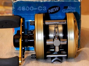 Mulinello da baitcasting ABU Garcia AMBASSADEUR 4600C3 UltraCast '99 vintage oro - nuovo - Foto 1 di 10
