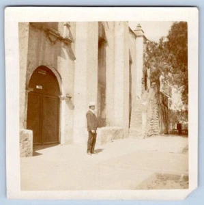 FOTOGRAFÍA INSTANTÁNEA TURÍSTICA DE CALIFORNIA DE PRINCIPIOS DE 1900 DE HOMBRE DE MISIÓN DE SAN GABRIEL - Imagen 1 de 2