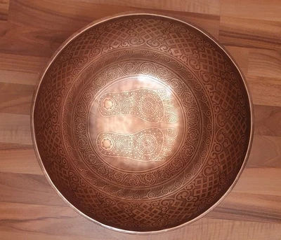 Grosse Fuss Klangschale (Feet-Chakra-Healing-Etched-Singing-Bowl  Feet-Chakra) - Bild 1 von 4