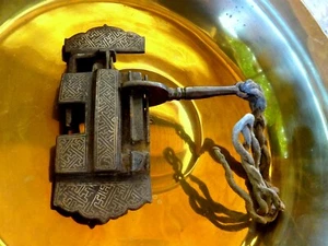 Cerradura tibetana de acero con incrustación de plata cerradura de metal de trabajo y llave antigua - Imagen 1 de 8
