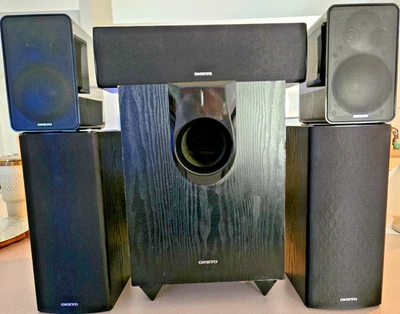 Paquete de 6 altavoces Onkyo Home Theater que incluye subwoofer alimentado. Foto 1 de 4