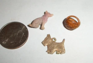 Estatuilla de perro pequeño vintage hecha en Japón con colgante y cesta de perro Scotty tono dorado - Imagen 1 de 5