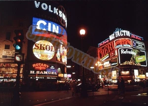 Diapositiva a color vintage de 35 mm vista nocturna Piccadilly Circus London X-2122 - Imagen 1 de 3