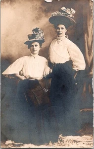 CARTOLINA RPPC Studio Ritratto Donna Grandi Cappelli Fantasia c1910 Ki11 - Foto 1 di 2