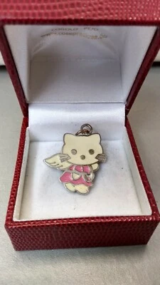 Ciondolo Hello Kitty smaltato bianco con maglietta fucsia in argento 925 - Immagine 1 di 2