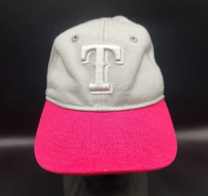 Gorra New Era 9Forty Texas Rangers para niños pequeños - Gris/Rojo/Rosa T Logo MLB - Imagen 1 de 10