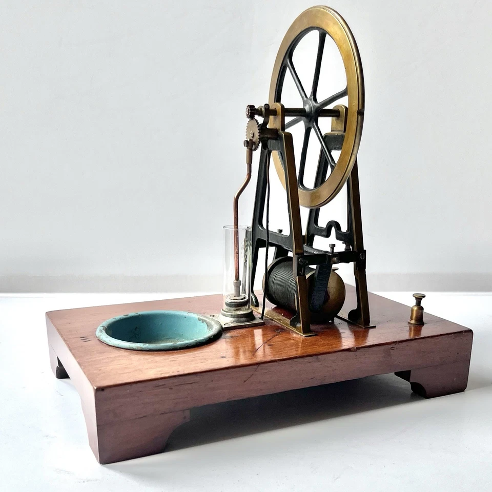 Moteur électrique de démonstration. Années 1880. - Photo 1/4