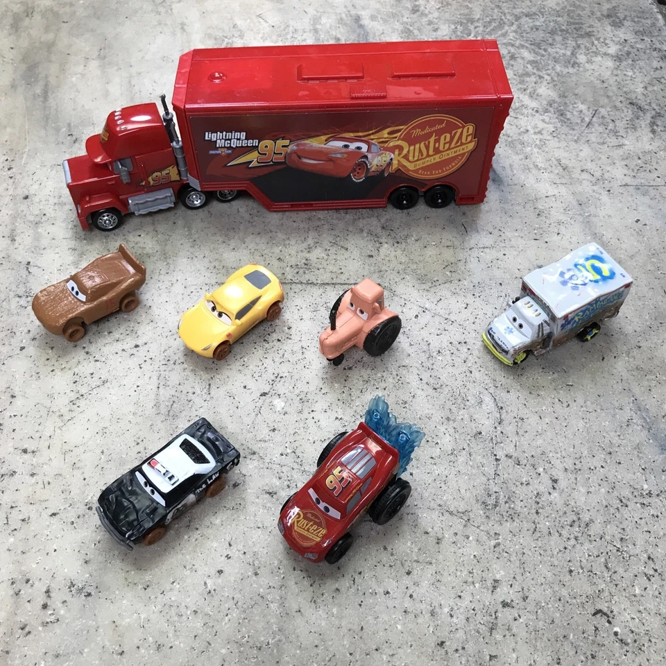 Disney Pixar Cars Mack Hauler Remolque Larga Transformación Juego Dr Daño Leer Foto 1 de 4