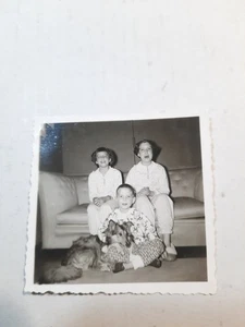 Foto instantánea vintage de los años 50 en blanco y negro de 2 1/4" x 2 1/4" pijama para niños en sofá PB58 - Imagen 1 de 1