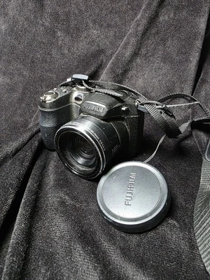Fujifilm FinePix S2950 Digital Camera 14MP, 18x - Image 1 of 4