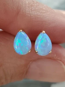 Pendientes de tachuelas de ópalo corte pera labrados oro amarillo liso de 14 quilates - Imagen 1 de 14