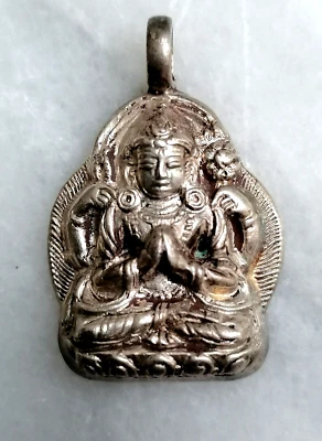 CIONDOLO RAFFIGURANTE AVALOKITESHVARA IN ARGENTO 925, NEPAL. - Immagine 1 di 4