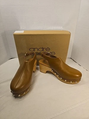 Zuecos Andre Assous Skylar plataforma tachonada cuñas mulas cuero madera talla 7 Foto 1 de 4