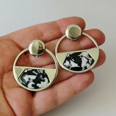 Pendientes de aro reversibles de plata y negro blanco jaspeado Chico's Foto 1 de 4