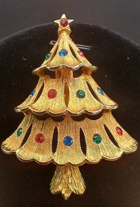 Vintage JJ Christmas Tree Brooch Pin Textured Gold Tone & Rhinestones "READ" - Picture 1 of 12
