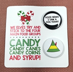 2 prendedores de película navideña ELF vintage botones pinback: buenas noticias/saw perro hoy, sombrero - Imagen 1 de 2