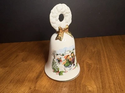 Campana de Navidad de cerámica vintage Avon 1986 decoración niños escena de patinaje sobre hielo Foto 1 de 4