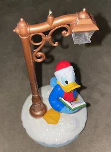 2018 Hallmark Jolly Donald Weihnachtslieder Geschichtenerzähler Ornament - Bild 1 von 6
