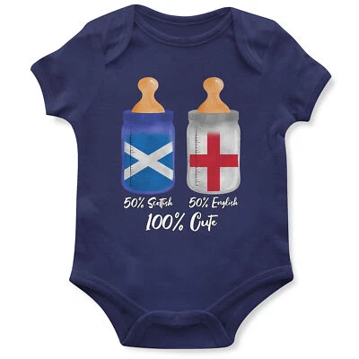 THE CLOTHING SHED Süßer schottischer englischer Strampler und Land personalisierter Baby Schottland Wales W...