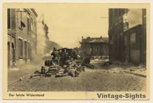 WW2: Der Letzte Widerstand / Wehrmacht im Strassenkampf (Vintage RPPC 1942) - Imagen 1 de 1