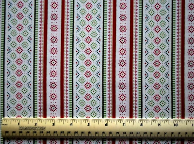 Maywood Studios Joyful Met 圣诞条纹 红色 绿色 1/4 码 100% 棉 — 第 1/2 张图片