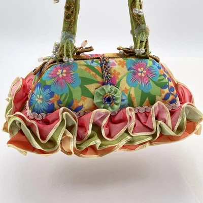 Bolso de mano Mary Frances con cuentas florales con volantes multicolor con asa superior Foto 1 de 4