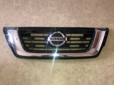 2017-2020 Nissan Pathfinder 3.5L grade externa frontal fabricante de equipamento original com câmera 62310-9PF1A - Imagem 1 de 4