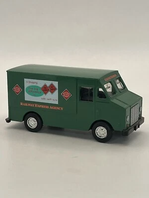 ERTL Vintage Delivery Step Van Railway Express Agency Green - Image 1 of 4