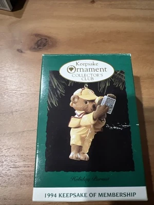 Holiday Pursuit 1994 ~ Oso detective mirando en casa de muñecas sello adorno KOC Foto 1 de 3