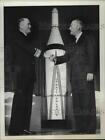 1958 Photo de presse US Navy Polaris modèle fusée & deux hommes se serrant la main
