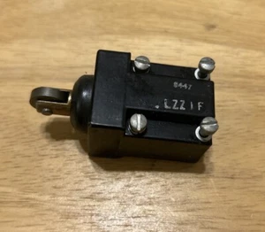 Honeywell Microswitch LZZ1F Limit Switch Roller Plunger Operating Head LZ New - Picture 1 of 3