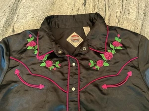 Camisa De Colección Western Pearl Botón a Presión Satén L Rosa Bordada Vaquera Rosas - Imagen 1 de 9