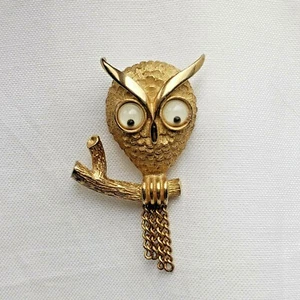 Vintage 1970s Avon Gold Tone Wise Guy Owl w/ Googly Eyes, Tassel Tail Brooch Pin - Picture 1 of 9