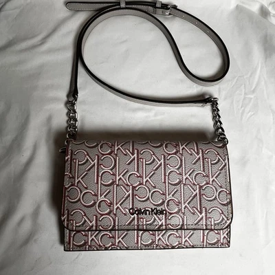 Nova bolsa tiracolo Calvin Klein. All Over Ck Design.  Correia Chain Plus. - Imagem 1 de 4