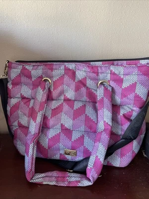 Сумка-тоут Betsy Johnson розовая и фиолетовая с шевронным принтом с ремешком и золотистым жестким покрытием - Изображение 1 из 4