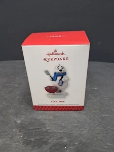  Hallmark Andenken Ornament 2013 Cool Yule Eisbär Grillen Steaks  - Bild 1 von 9