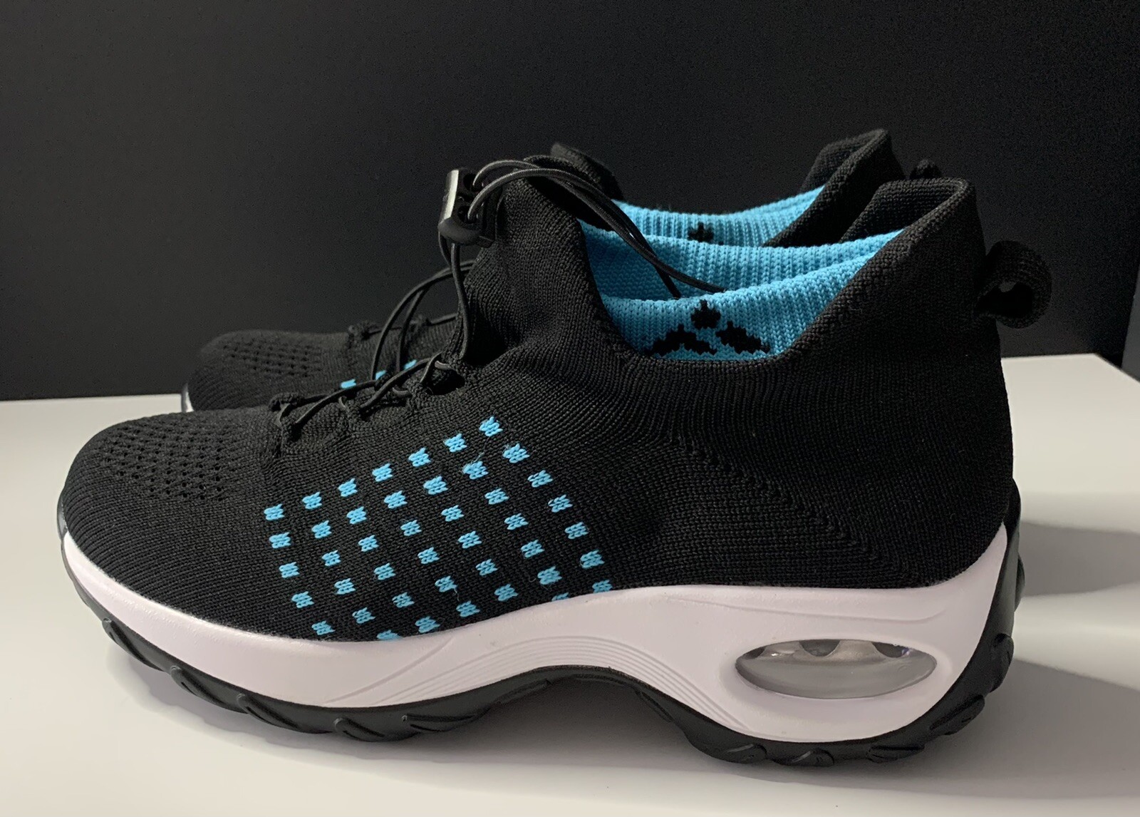 Women's sneaker shoe with sock insert 
