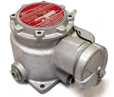 APPLETON ELECTRIC FSQX3034-75 RECEPTACLE 30A w/ INTERLOCKED SWITCH & COVER NOS! - Image 1 of 4