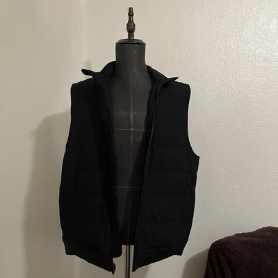 Chaleco Vince Moderno Negro Talla XL NUEVO CON ETIQUETAS Bolsillo Interior Cremallera Cierre Cuello Hombres Capas Foto 1 de 4