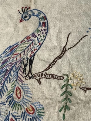 Pavão bordado vintage em linho texturizado - Imagem 1 de 4
