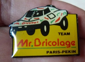 PIN'S RALLYE RAID PARIS PEKIN BUGGY TEAM MR BRICOLAGE - Foto 1 di 1