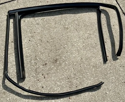 Canal/sello ventana trasera izquierda Volkswagen 5GM839431J5AP Mk7 2015-2021 Golf GTI Foto 1 de 4