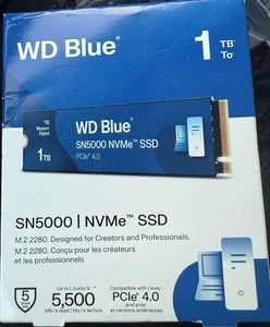 WD Blue SN5000 1TB NVMe PCIe 4.0 Solid State Drive NEU werkseitig versiegelte Einzelhandelsverpackung - Bild 1 von 2