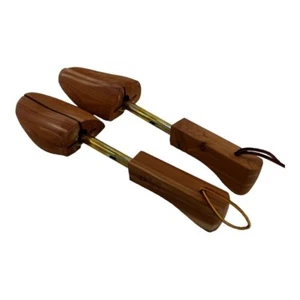 Par de árboles de zapatos de cedro Rochester con herrajes de latón ajustables de colección - Imagen 1 de 6
