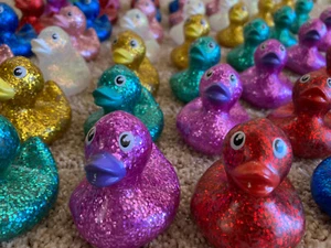 Pato de goma brillante de vinilo de 2" pulgadas: ¡ROJO DORADO AZUL ROSA PÚRPURA y MÁS!¡! - Imagen 1 de 11