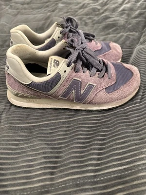 Tenis para mujer talla 6,5 New Balance 574s de gamuza en púrpura místico Foto 1 de 4